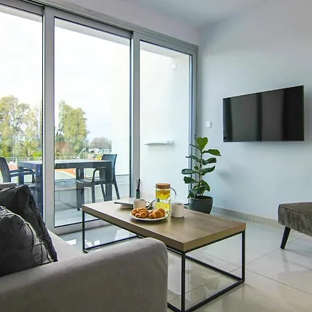 Phaedrus Living - Seaside Executive Flat Harbour 202