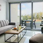 Phaedrus Living - Seaside Executive Flat Harbour 202