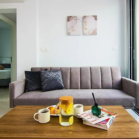 Phaedrus Living - Seaside Executive Flat Harbour 202 Apartment *