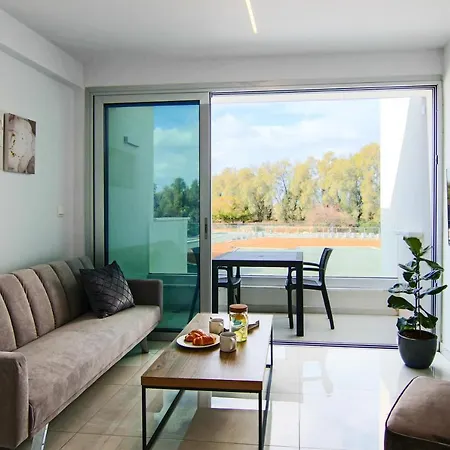 Phaedrus Living - Seaside Executive Flat Harbour 202