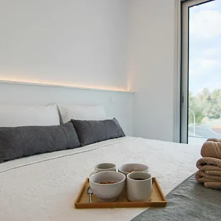 Phaedrus Living - Seaside Executive Flat Harbour 202