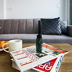 Phaedrus Living - Seaside Executive Flat Harbour 202 *