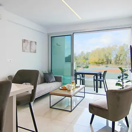 Phaedrus Living - Seaside Executive Flat Harbour 202