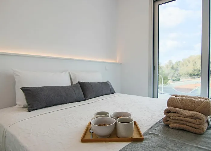 Phaedrus Living - Seaside Executive Flat Harbour 202