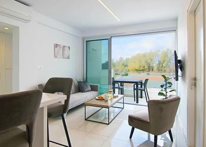 Phaedrus Living - Seaside Executive Flat Harbour 202